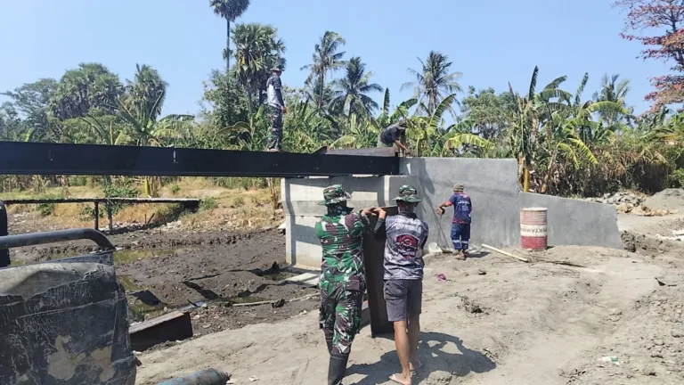 Gotong Royong TNI dan Warga Gowa Kebut Pembangunan Jembatan Garuda di Gowa