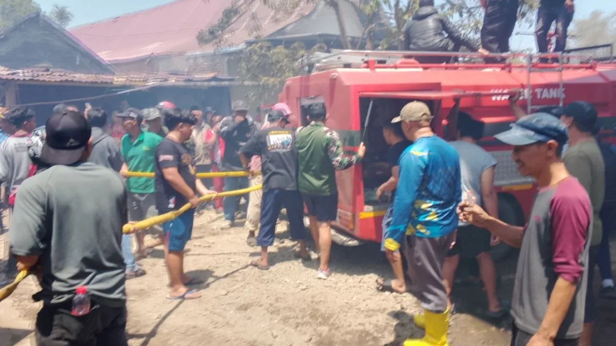 Babinsa Bersama Warga dan Tim Pemadam Berhasil Padamkan Kebakaran 4 Rumah di Malino Gowa