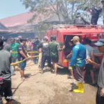 Babinsa Bersama Warga dan Tim Pemadam Berhasil Padamkan Kebakaran 4 Rumah di Malino Gowa