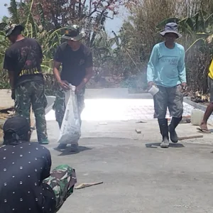 Personil TNI Bersama Masyarakat Gaspol Pengerjaan Jembatan Beton Garuda Gowa