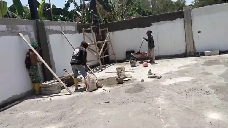 Babinsa Koramil Bajeng Pastikan Kualitas Pembangunan KDKMP Gowa Berjalan Lancar