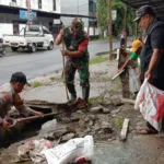 Antisipasi Musim Hujan, Babinsa Samata Bersama Warga Gelar Karya Bakti Pembersihan Selokan