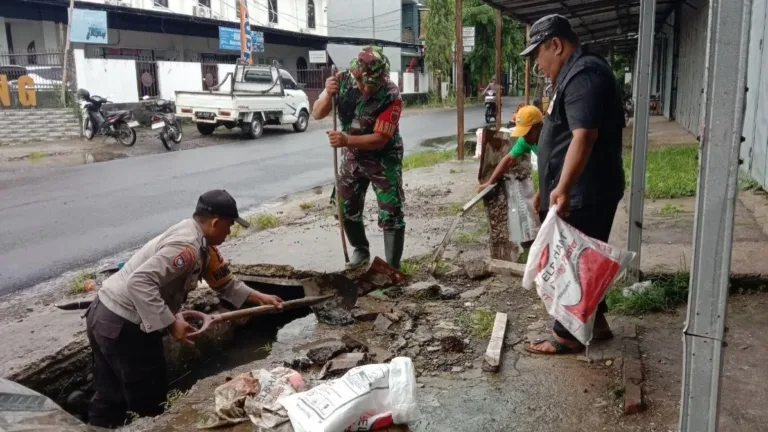 Antisipasi Musim Hujan, Babinsa Samata Bersama Warga Gelar Karya Bakti Pembersihan Selokan