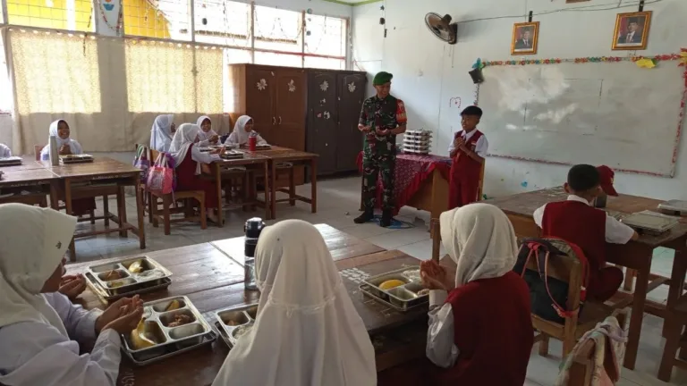 Babinsa Koramil 1409-08/Btp Laksanakan Pemantauan Penyaluran Makan Bergizi Gratis Di Dua Sekolah, 302 Siswa Terlayani