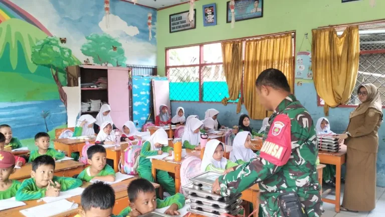 Babinsa Jenetallasa Kawal Ketat Penyaluran MBG untuk Ribuan Siswa di Gowamasyarakat Kabupaten Gowa