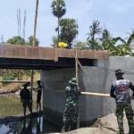 Berkat Kolaborasi TNI-Masyarakat, Pembangunan Jembatan Beton Tembus Progress 85 Persen