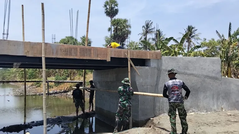 Berkat Kolaborasi TNI-Masyarakat, Pembangunan Jembatan Beton Tembus Progress 85 Persen
