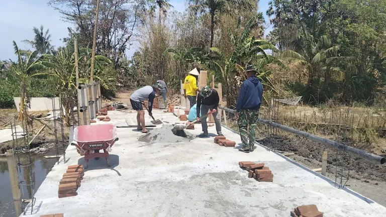 Percepat Infrastruktur Desa, Kodim 1409/Gowa Bersama Masyarakat Lanjutkan Pembangunan Jembatan Garuda