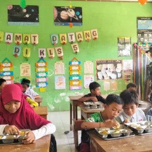 Babinsa Jipang Kawal Langsung Penyaluran 464 Porsi Makan Bergizi Gratis di Bontonompo Selatan