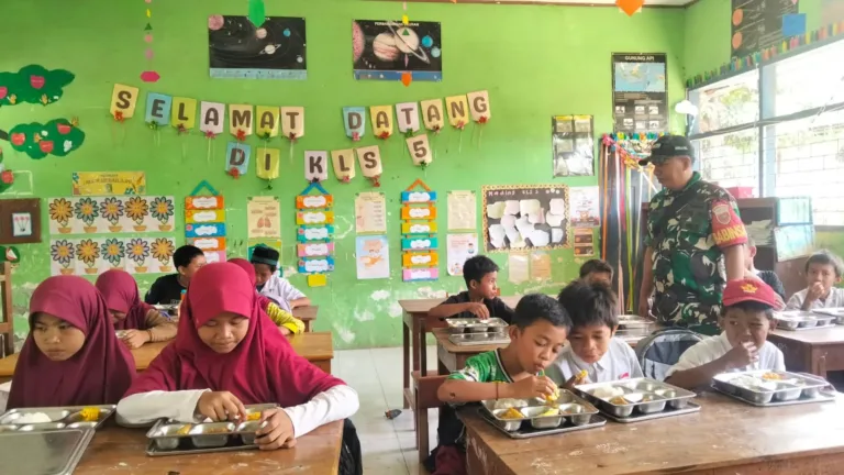 Babinsa Jipang Kawal Langsung Penyaluran 464 Porsi Makan Bergizi Gratis di Bontonompo Selatan