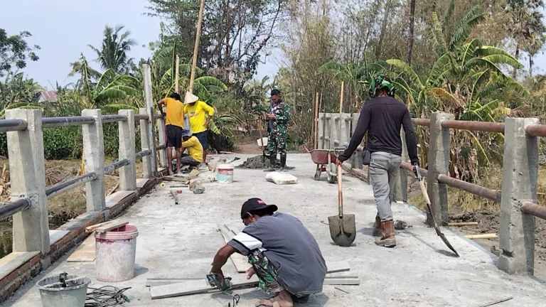 Kolaborasi TNI dan Warga Gowa Bawa Progres Jembatan Garuda Tembus 90 Persen