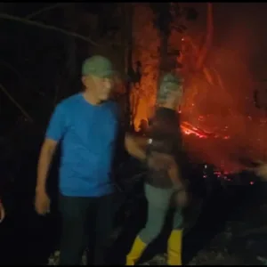 Bersama Masyarakat, Babinsa dan Manggala Agni Taklukkan Kobaran Api di Bontoparang Gowa*