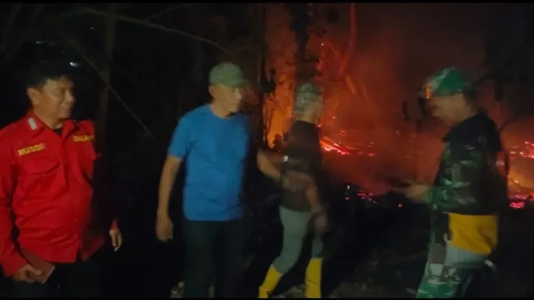 Bersama Masyarakat, Babinsa dan Manggala Agni Taklukkan Kobaran Api di Bontoparang Gowa*