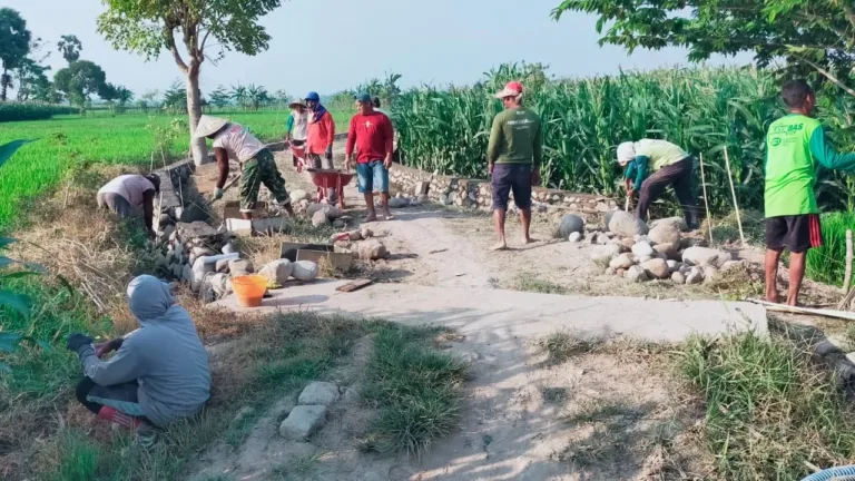 Hari Ke-5 Pra TMMD Ke-130, Personel Kodim 1409/Gowa Bersama Warga Genjot Fisik Talud