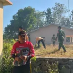 Babinsa Desa Jipang Pimpin Kerja Bakti, Bersihkan Lingkungan Pustu Soreang Bersama Warga