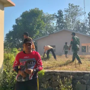 Babinsa Desa Jipang Pimpin Kerja Bakti, Bersihkan Lingkungan Pustu Soreang Bersama Warga