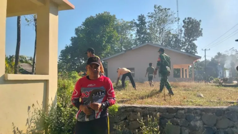 Babinsa Desa Jipang Pimpin Kerja Bakti, Bersihkan Lingkungan Pustu Soreang Bersama Warga