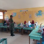 Babinsa Cikoro Kawal Pendistribusian MBG di SDN Cikoro