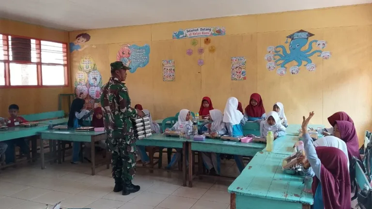 Babinsa Cikoro Kawal Pendistribusian MBG di SDN Cikoro