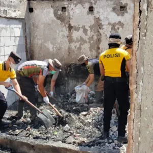 Pasca Kebakaran, Polisi Bersama Warga Bersihkan Puing Pasar Andir