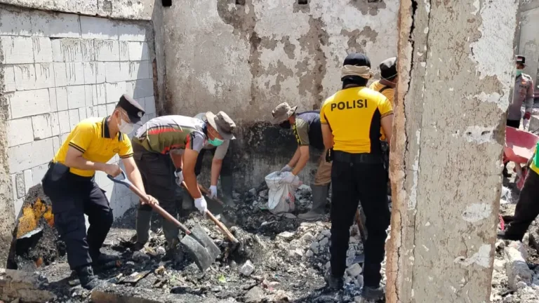 Pasca Kebakaran, Polisi Bersama Warga Bersihkan Puing Pasar Andir