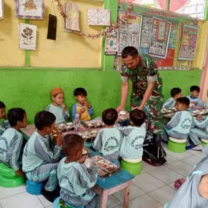 Sukseskan Program Nasional, Babinsa Koramil 1409-03/Bontomarannu Dampingi Langsung Pembagian MBG*