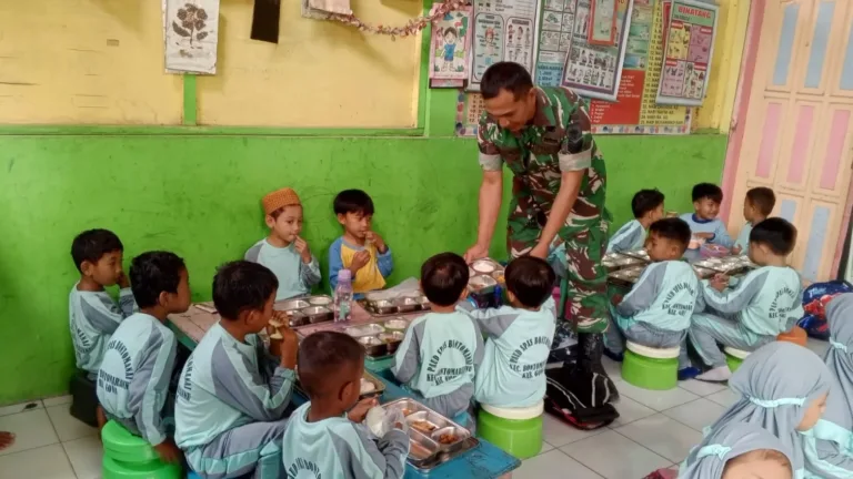 Sukseskan Program Nasional, Babinsa Koramil 1409-03/Bontomarannu Dampingi Langsung Pembagian MBG*