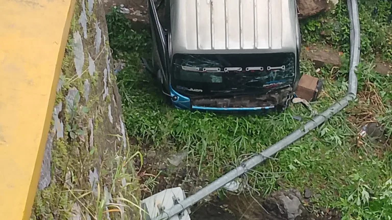 Hilang Kendali Bus Padang Payakumbuh Terjun Bebas Ke Sungai