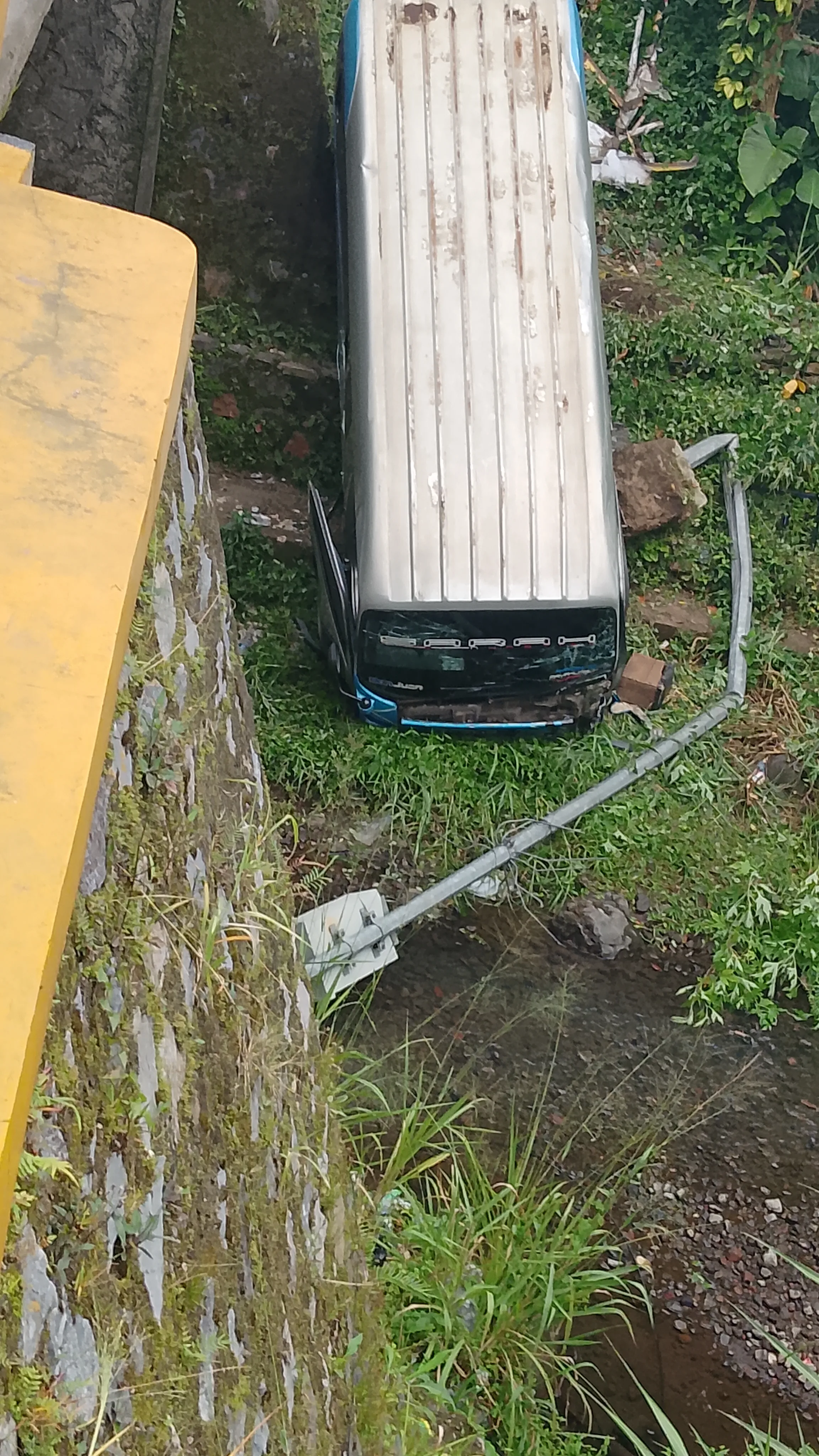 Hilang Kendali Bus Padang Payakumbuh Terjun Bebas Ke Sungai