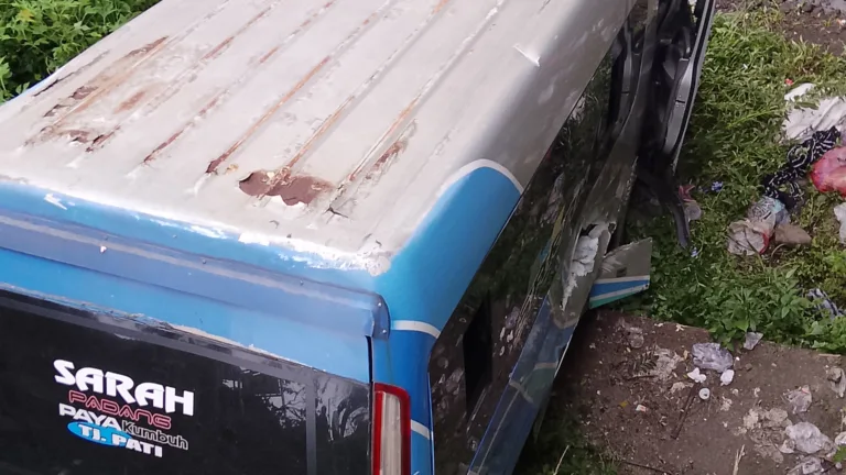 Hilang Kendali Bus Padang Payakumbuh Terjun Bebas Ke Sungai