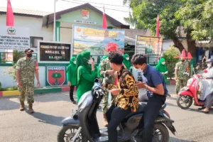 Tanggap Asap Karhutla, Kodim 1409/Gowa Kembali Bagikan Masker Gratis ke Masyarakat