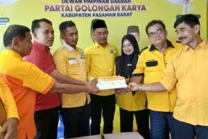 DPD II Partai Golkar Pasaman Barat Peringati HUT ke-62 dengan Ziarah dan Doa Bersama  PASAMAN BARAT — Dalam rangka memperingati HUT Partai Golkar yang ke-62 tahun, DPD II Partai Golkar Kabupaten Pasaman Barat menggelar kegiatan ziarah ke Makam Pahlawan Jambak, Selasa (20/10/2026). Kegiatan ini merupakan wujud penghormatan sekaligus upaya mengenang jasa para pahlawan yang telah mengabdikan diri bagi Nusa dan Bangsa.  Rombongan dipimpin langsung oleh Ketua DPD II Partai Golkar Kabupaten Pasaman Barat, Dirwansyah, S.H. Kegiatan ziarah berjalan khidmat dan penuh kehangatan, diikuti oleh seluruh pengurus, kader, serta unsur Pimpinan Tingkat Kecamatan (PTK).  Setelah selesai ziarah, kegiatan dilanjutkan dengan doa bersama di Kantor DPD II Partai Golkar Pasaman Barat. Turut hadir dalam kegiatan ini organisasi sayap partai Golkar, antara lain: AMPG, KPPG, Kasgoro, AMPI, dan SOKSI.  Ketua DPD II Partai Golkar Pasaman Barat, Dirwansyah, S.H. menyampaikan bahwa peringatan kali ini bukan sekadar perayaan ulang tahun, melainkan momen mempererat persaudaraan dan mempertegas komitmen kader untuk terus melanjutkan perjuangan yang dibangun para pendahulu.  “Kita berdiri tegak hari ini karena di pundak para pahlawan dan pendiri partai. Semangat pengabdian mereka adalah inspirasi kita untuk terus bekerja tulus bagi masyarakat, bangsa, dan negara,” ujar Dirwansyah di sela kegiatan.  Suasana berjalan tertib dan penuh keakraban, mencerminkan kebersamaan yang kokoh di jajaran keluarga besar Partai Golkar Kabupaten Pasaman Barat.