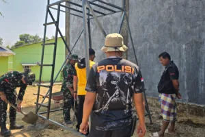 Senyum Warga Barembeng Sambut Pemasangan Menara Tandon Air dari Satgas TMMD