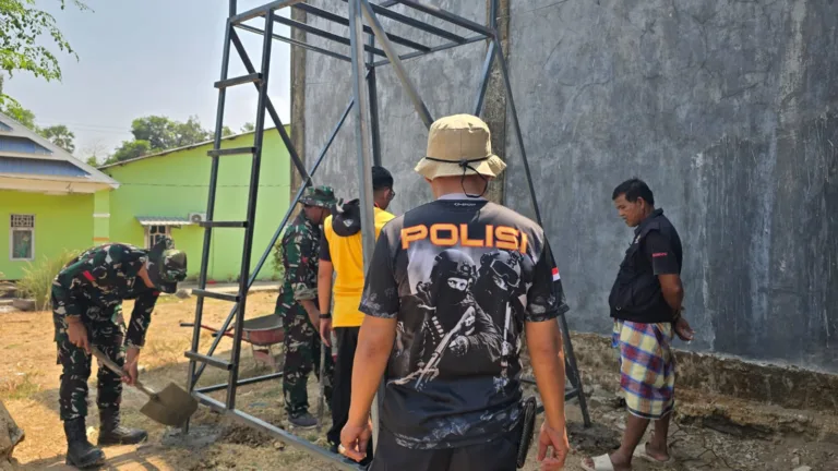 Senyum Warga Barembeng Sambut Pemasangan Menara Tandon Air dari Satgas TMMD