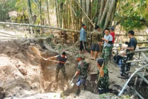 Hadirkan Akses Baru, Personel Gabungan TNI Bersama Warga Gotong Royong Bangun Jembatan Malakaji