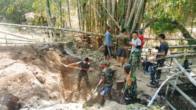 Hadirkan Akses Baru, Personel Gabungan TNI Bersama Warga Gotong Royong Bangun Jembatan Malakaji