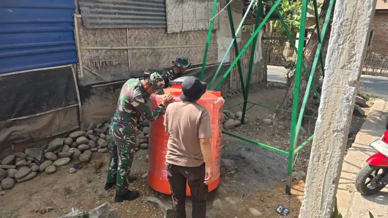 Atasi Krisis Air Bersih, Satgas TMMD Ke-130 Pasang Tandon Sumur Bor di Desa Barembeng