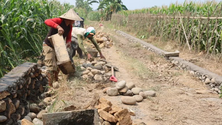 Antisipasi Tanah Longsor, Satgas TMMD Ke-130 Gowa Fokus Rampungkan Bangunan Talud