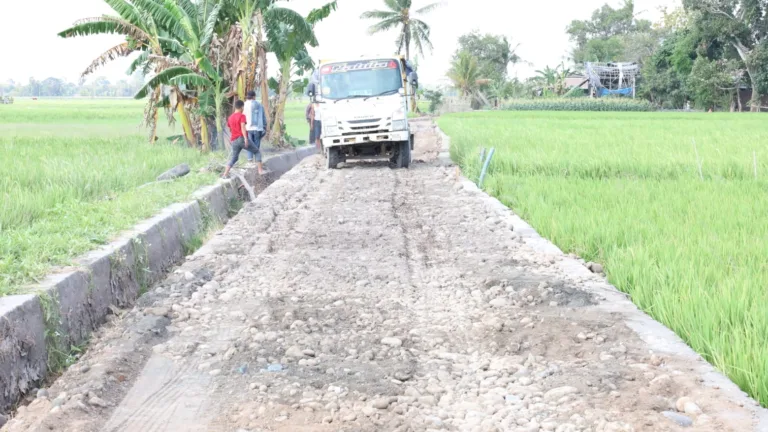 Jalan Tani Bontonompo Terus Digarap, Harapan Baru Bagi Petani Desa Kalebarembeng