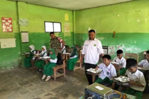 Kawal Program Pemerintah, Babinsa Koramil 08/Bontonompo Dampingi Penyaluran Makan Bergizi Gratis di SD Inpres Borong Kanang