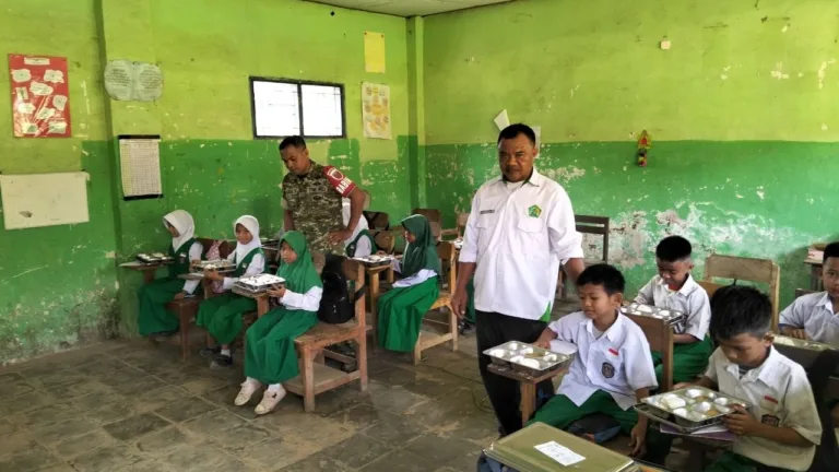 Kawal Program Pemerintah, Babinsa Koramil 08/Bontonompo Dampingi Penyaluran Makan Bergizi Gratis di SD Inpres Borong Kanang