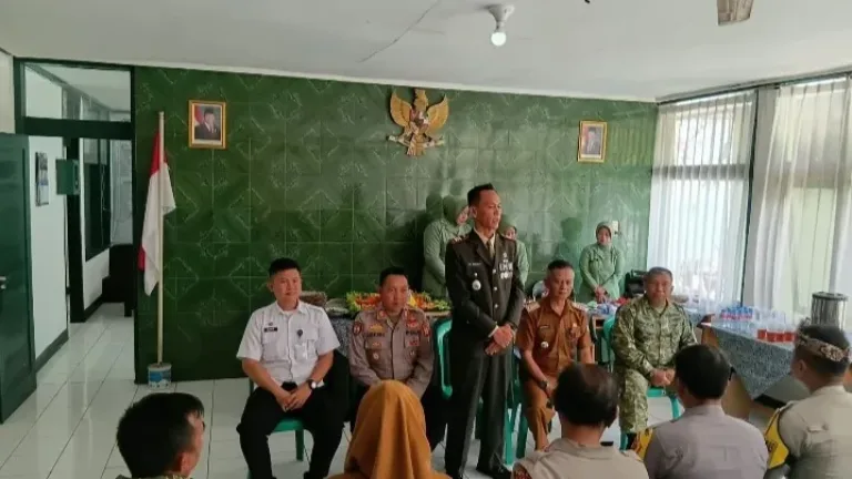 HUT TNI ke-81, Kapolsek Tarogong Kidul dan Camat Sambangi Mako Koramil 1111, Perkuat Sinergitas TNI-Polri
