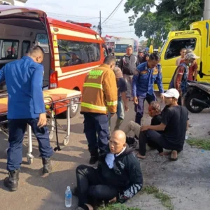 Damkarmat Garut Evakuasi Dua Korban Kecelakaan Lalu Lintas di Jalan Patriot