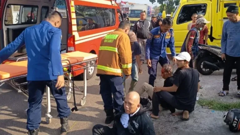 Damkarmat Garut Evakuasi Dua Korban Kecelakaan Lalu Lintas di Jalan Patriot