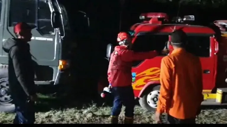 Kadis Damkarmat Garut H. Basuki Eko SH MH Pimpin Persiapan Patroli Malam di 4 Zona TPA Pasirbajing, Siaga 24 Jam Antisipasi Titik Api dan Asap