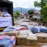 Kemensos Salurkan Bantuan untuk 743 Korban Banjir Bandang Padang