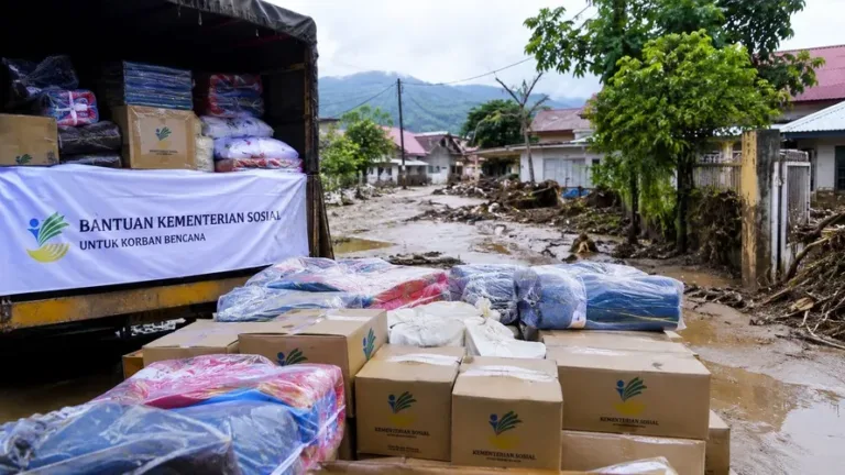 Kemensos Salurkan Bantuan untuk 743 Korban Banjir Bandang Padang