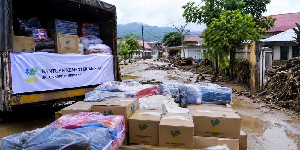 Kemensos Salurkan Bantuan untuk 743 Korban Banjir Bandang Padang
