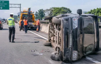 Kecelakaan Tol Jagorawi, Pikap Terbalik Hindari Innova
