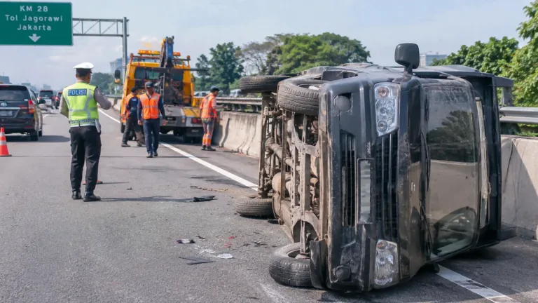 Kecelakaan Tol Jagorawi, Pikap Terbalik Hindari Innova